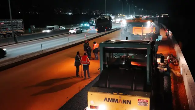 Kavşak inşaatında gece asfalt çalışması