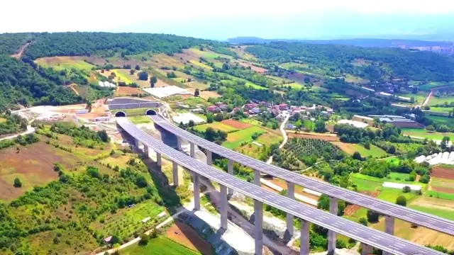 Otoyol viyadüğünün havadan görünümü