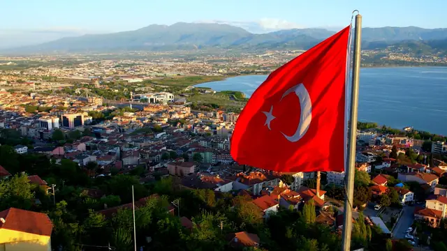 Kocaeli kent manzarası önünde dalgalanan Türk bayrağı