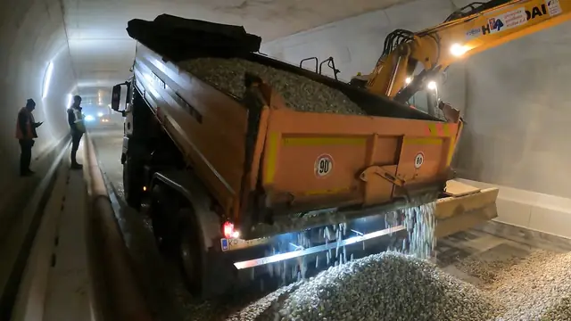 Karavanke Tüneli’nde çalışan kamyon ve saha ekibi