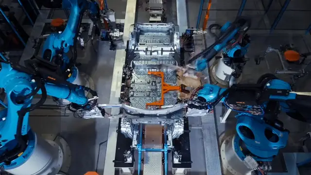 Togg üretim hattında robot kollar