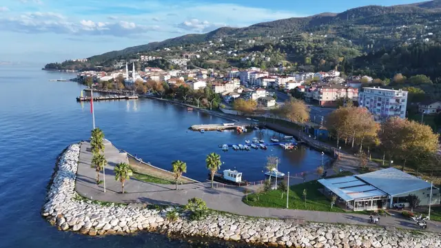 Kıyı yolu ve limanın havadan görünümü